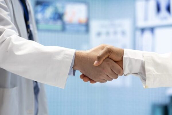 Le médecin généraliste et le thérapeute : le duo gagnant pour la santé du patient